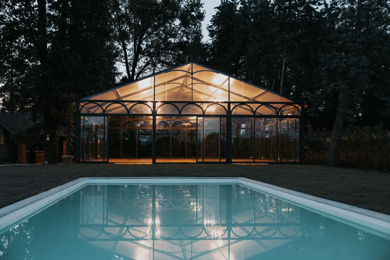 La greenhouse riflessa nella piscina